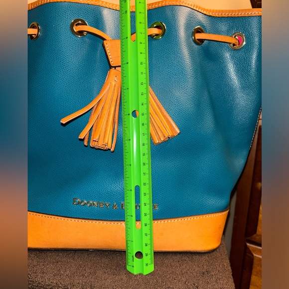 Hand bag, bucket style, draw string, turquoise, colorful inside, feet on bottom - Picture 7 of 11